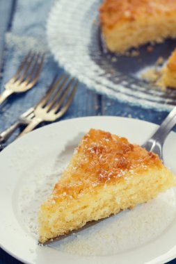 Hindistan cevizi tart mavi arka planda