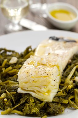 Morina balığı plaka üzerinde yeşillikleri ile