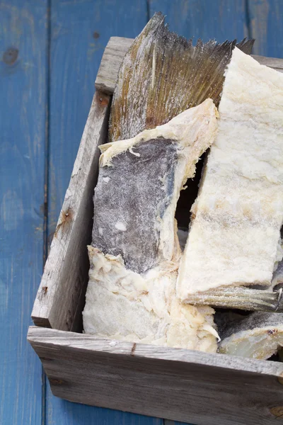 Pescado de bacalao salado en caja de madera —  Fotos de Stock