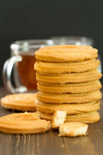 Soubory cookie na hnědé dřevěné pozadí — Stock fotografie