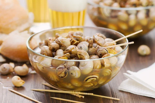 Snails in blue bowl and glasses of beer — Stock Photo, Image