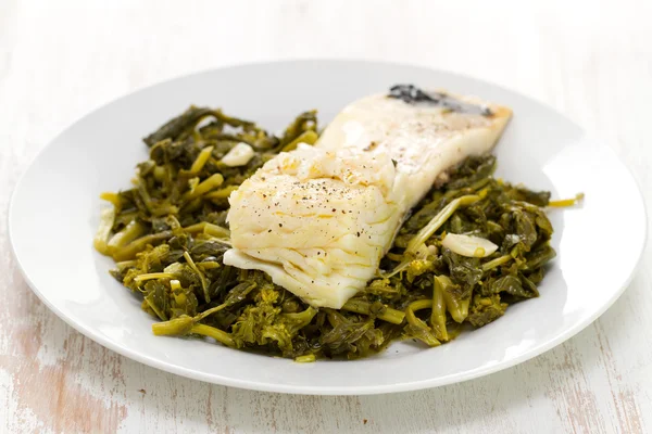 Bacalhau com verduras no prato — Fotografia de Stock