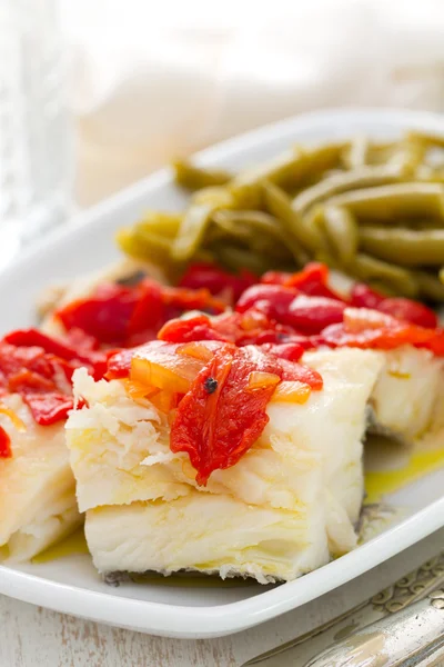 Pescado de bacalao cocido con pimiento rojo y judías verdes —  Fotos de Stock