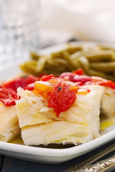 Boiled cod fish with red pepper and green beans — Stock Photo, Image