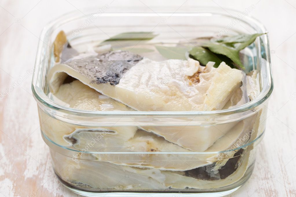 Merluzzo Salato Pesce In Acqua In Piatto Di Vetro Foto Stock