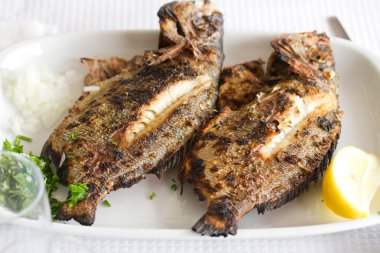 Beyaz çanak üzerinde ızgara balık