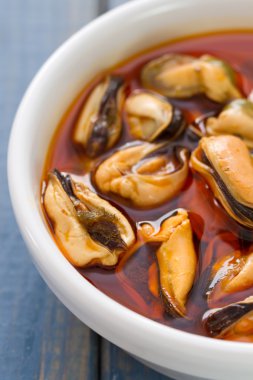 Beyaz tabak içinde soslu midye