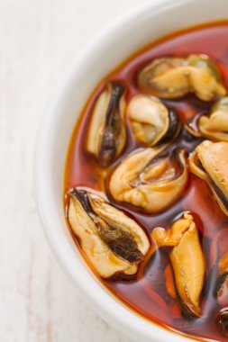 Beyaz tabak içinde soslu midye