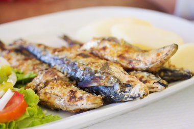 ızgara sardalya patates ile