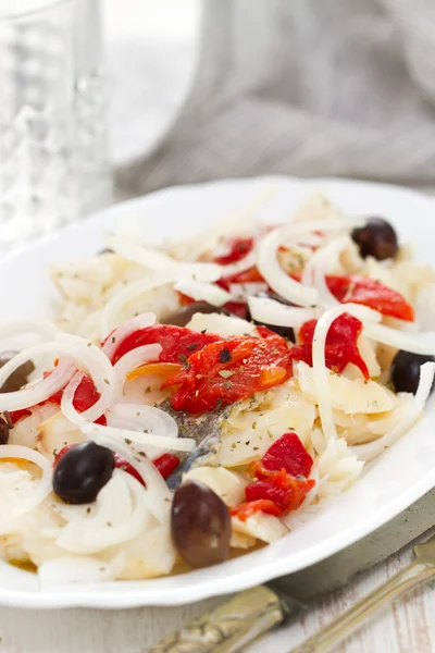Баклажаны с красным перцем и оливки на блюде — стоковое фото