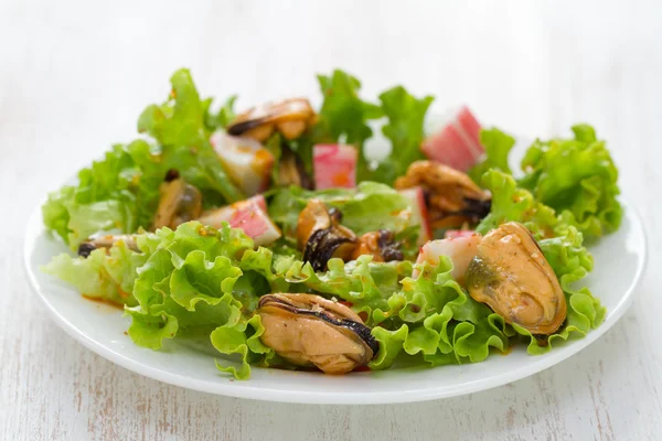 Salad with mussels on white dish — Stock Photo, Image