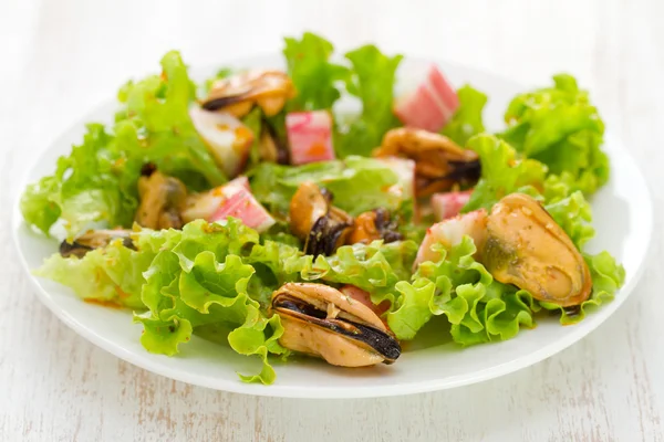 Salad with mussels on white dish — Stock Photo, Image