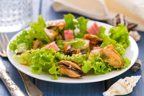 Салат из морепродуктов на белом — стоковое фото