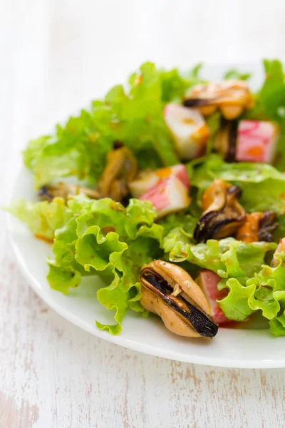 Ensalada de mariscos en plato blanco —  Fotos de Stock