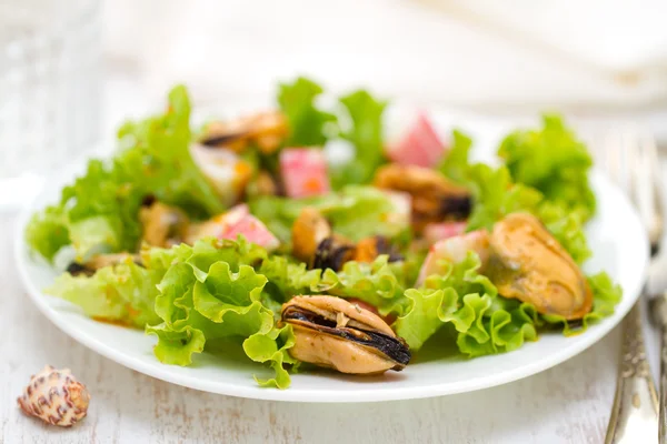 Salade de fruits de mer sur plat blanc — Photo