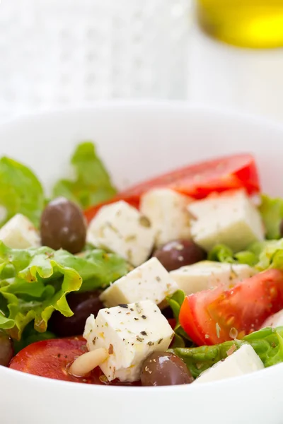Fromage à salade aux légumes dans un bol blanc — Photo