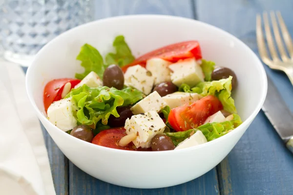 Fromage à salade aux légumes dans un plat blanc — Photo