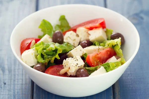 Fromage à salade aux légumes dans un plat blanc — Photo