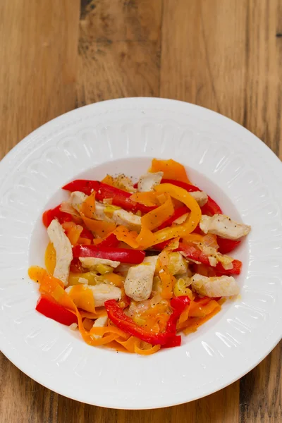 Poulet aux légumes sur assiette blanche — Photo