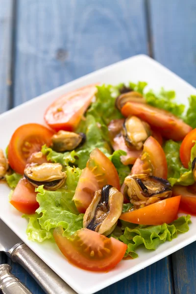 Zeevruchten salade met tomaat — Stockfoto