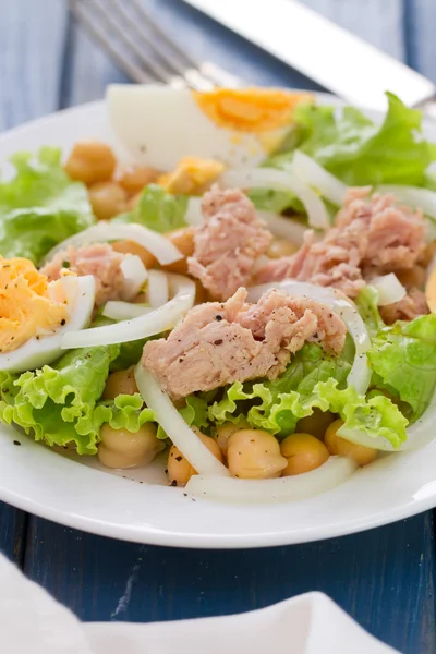 Salad chickpeas with fish — Stock Photo, Image