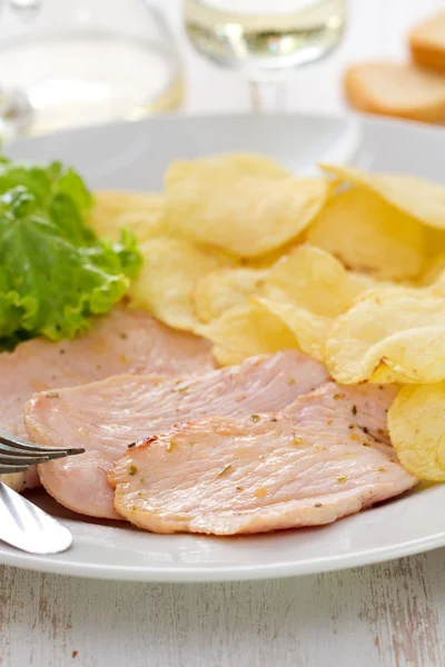 Fried meat with chips and fresh lettuce — Stock Photo, Image