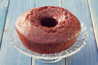 Çikolatalı pasta tabak mavi ahşap arka plan üzerinde üzerinde