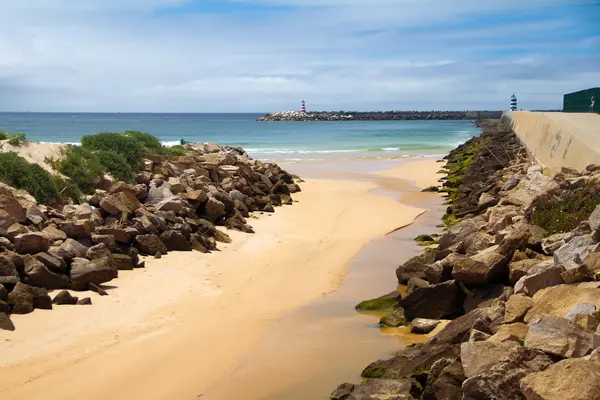 Stranden och fyr — Stockfoto