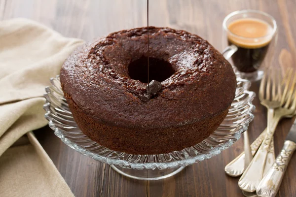 Κέικ σοκολάτας στο πιάτο για καφέ φόντο ξύλινη — Φωτογραφία Αρχείου
