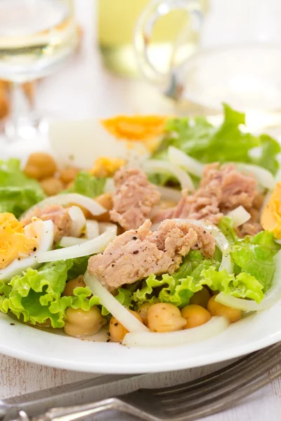 Fischsalat mit Kichererbsen und gekochtem Ei auf weißem Teller — Stockfoto