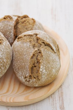 ahşap tabak beyaz arka plan üzerinde ekmek