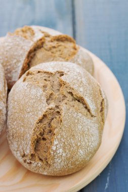 ahşap tabak üzerinde mavi arka plan üzerinde ekmek