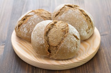 ahşap tabak kahverengi zemin üzerinde ekmek