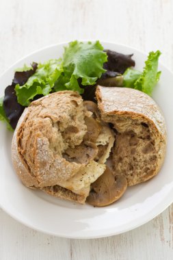sandviç tavuk ve mantar ile