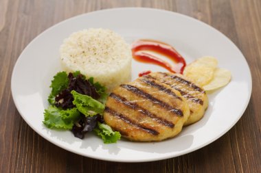 ızgara hamburger pilav, salata ve patates kızartması ile