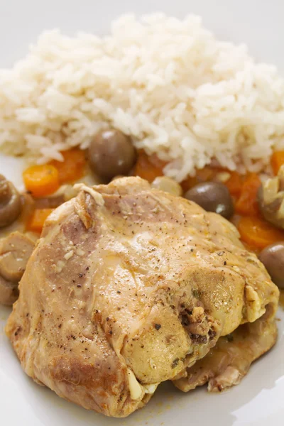 Stufato di coniglio con funghi, carota e riso bollito — Foto Stock