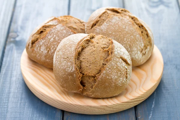 Brot auf Holzschüssel — Stockfoto