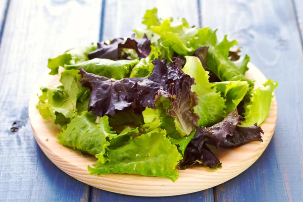 Salat auf Holzplatte — Stockfoto