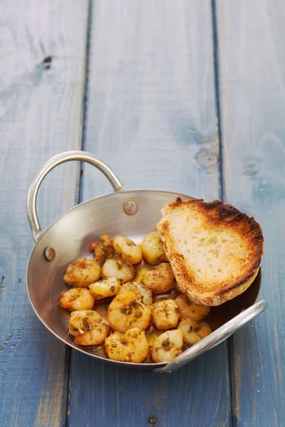 Fried shrimps with bread — Stock Photo, Image