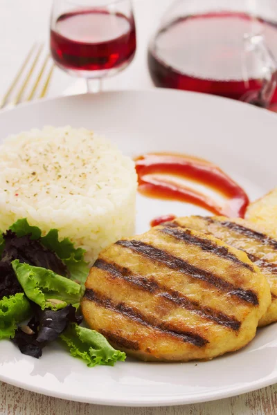 Hambúrguer grelhado com arroz, salada e batatas fritas — Fotografia de Stock