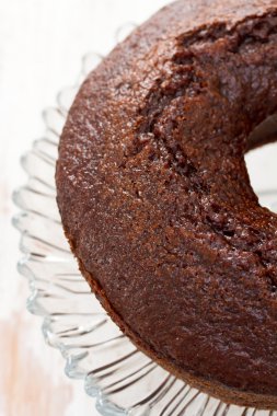 Çikolatalı kek yemek üzerine