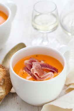 Beyaz Kupası'nda füme et ile soğuk çorba