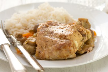 Beyaz tabak haşlanmış pirinç kızarmış tavşan