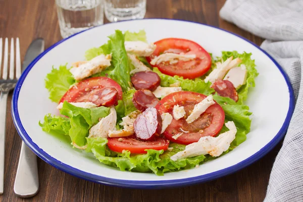 Fresh salad with chicken and chourico — Stock Photo, Image