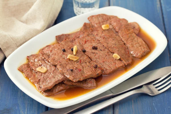 Gebratenes Fleisch mit Sauce auf weißem Teller — Stockfoto