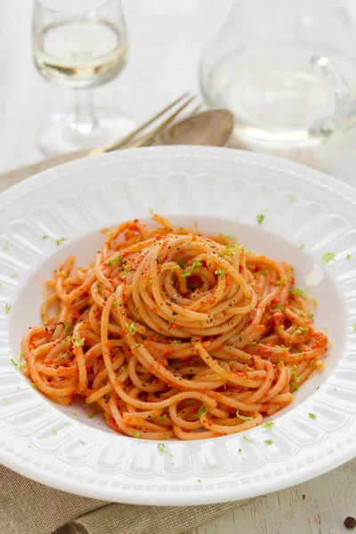 Espaguetis con salsa en plato blanco — Foto de Stock