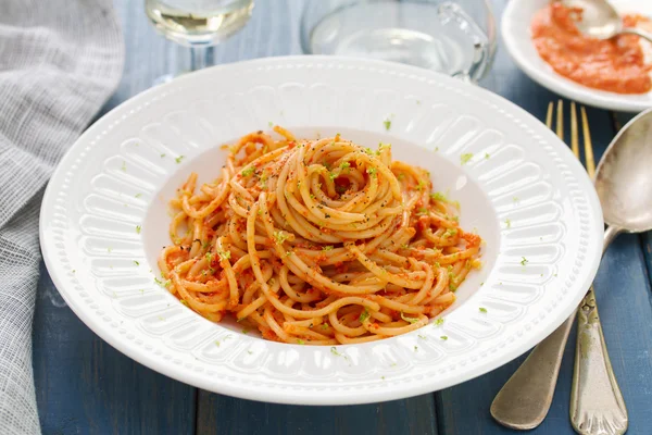 Spaghetti con salsa su piatto bianco — Foto Stock