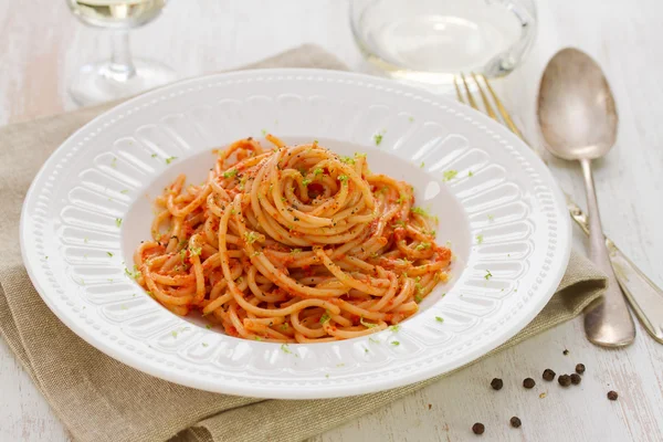 Spaghetti con salsa su piatto bianco — Foto Stock