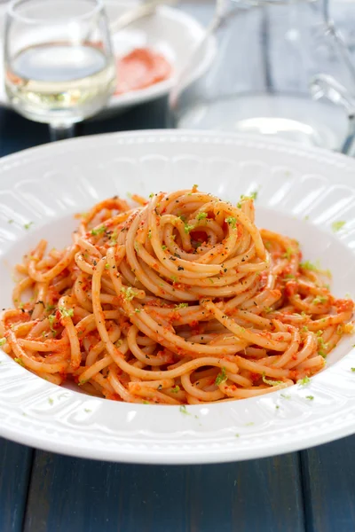 Espaguetis con salsa en plato blanco — Foto de Stock
