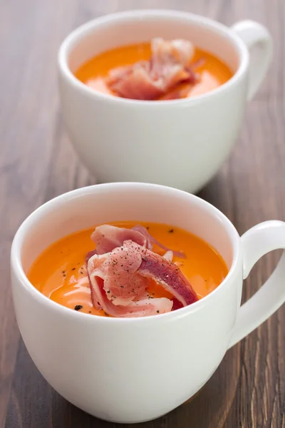 Kalte Suppe mit geräuchertem Fleisch und schwarzem Pfeffer — Stockfoto
